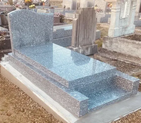 Monument funéraire complet en granit bleu installée dans un cimetière.