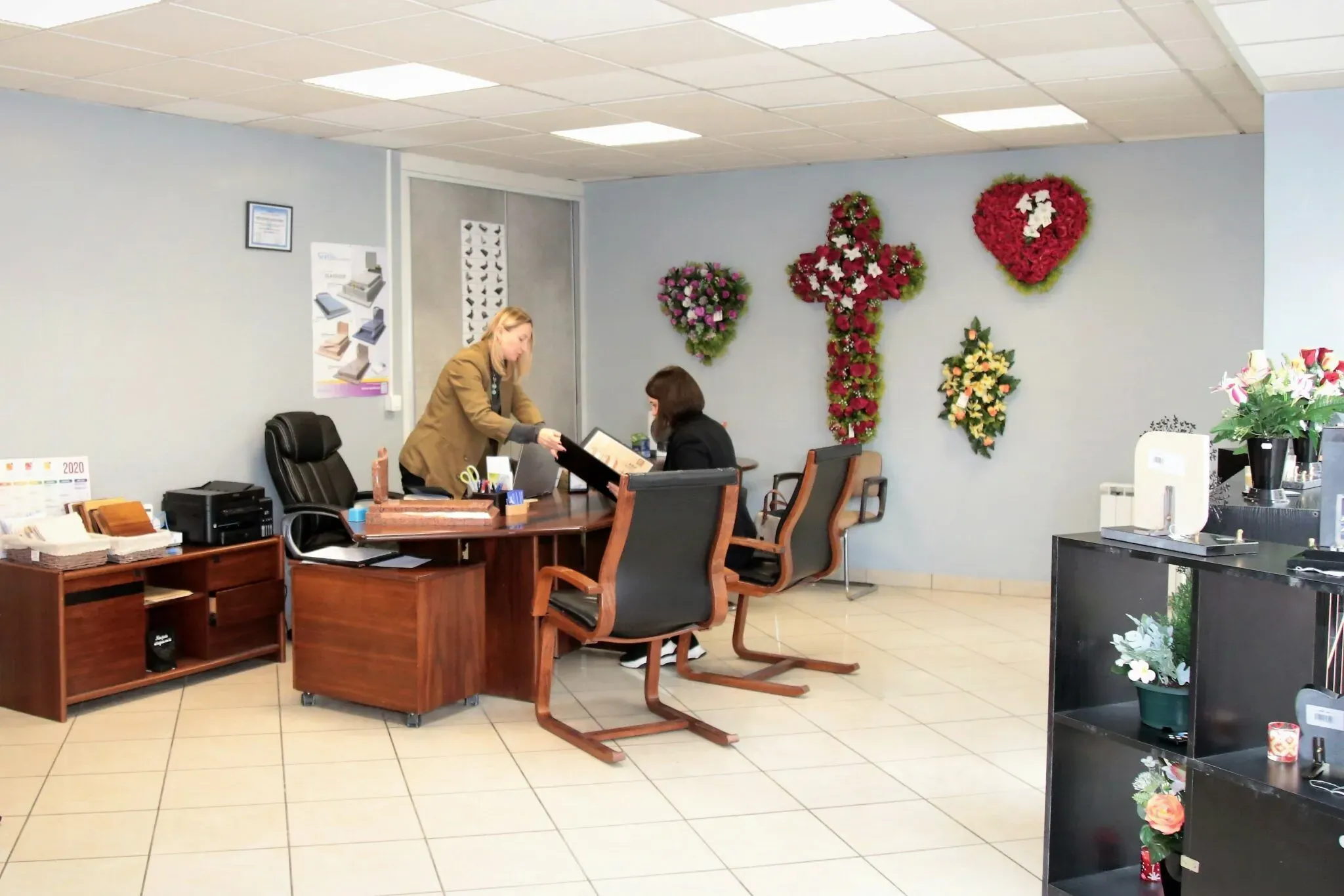 Entretien et conseils personnalisés dans les bureaux d'une agence de pompes funèbres.