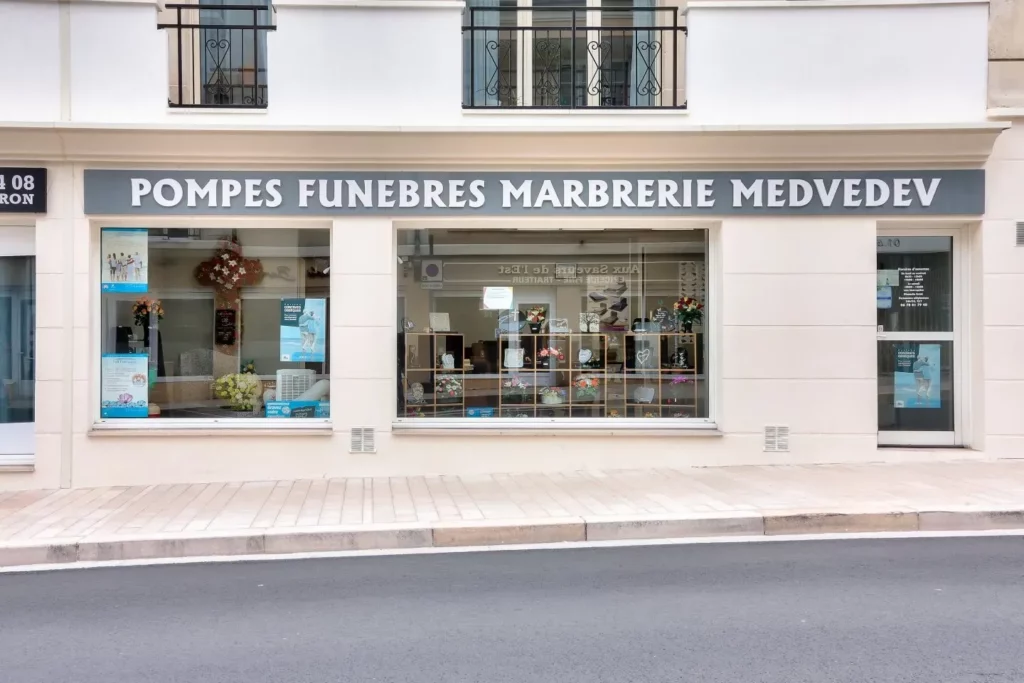 Devanture complète des Pompes Funèbres et Marbrerie Medvedev en centre-ville.