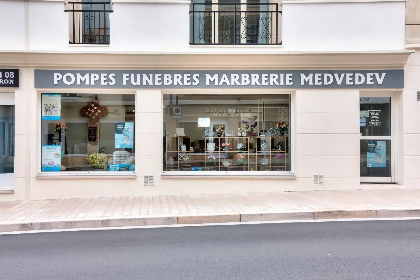 Devanture complète des Pompes Funèbres et Marbrerie Medvedev en centre-ville.