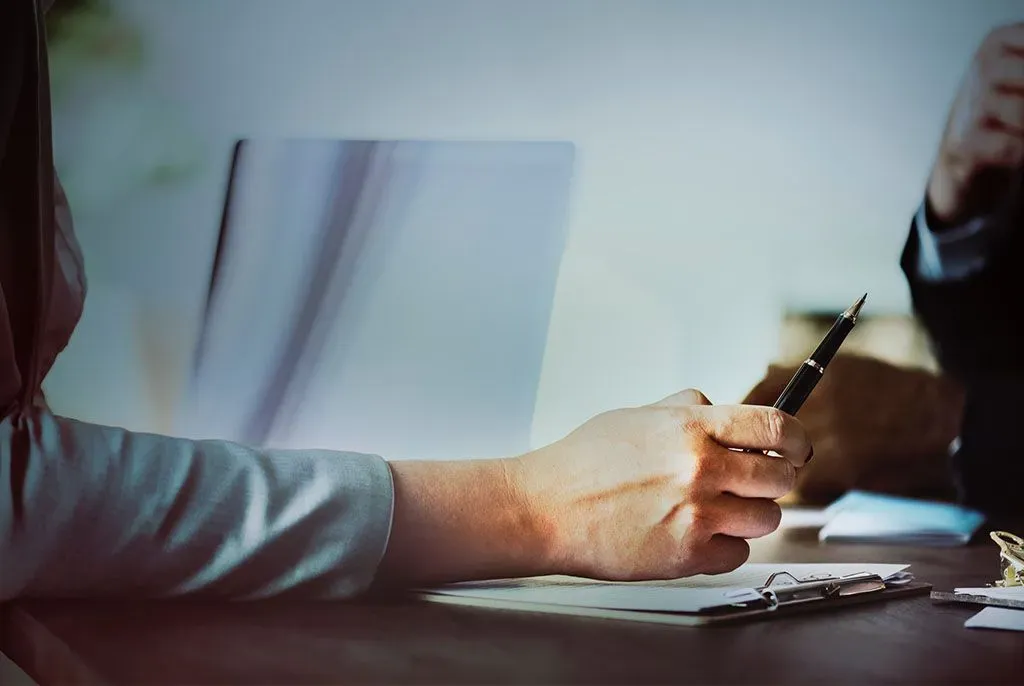 Rédaction des démarches administratives et contrat de prévoyance obsèques.