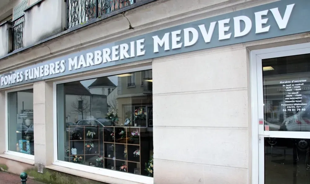 Vitrine et entrée de l'agence de Pompes Funèbres Marbrerie Medvedev.