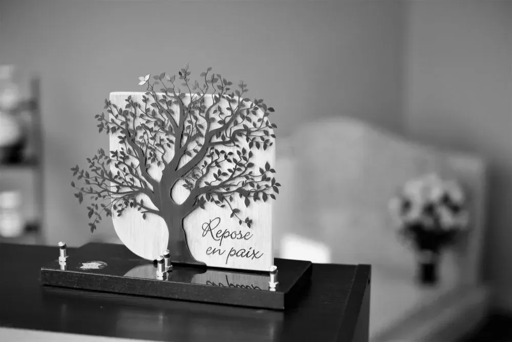 Plaque funéraire commémorative décorée d'un arbre de vie et de l'inscription Repose en paix.